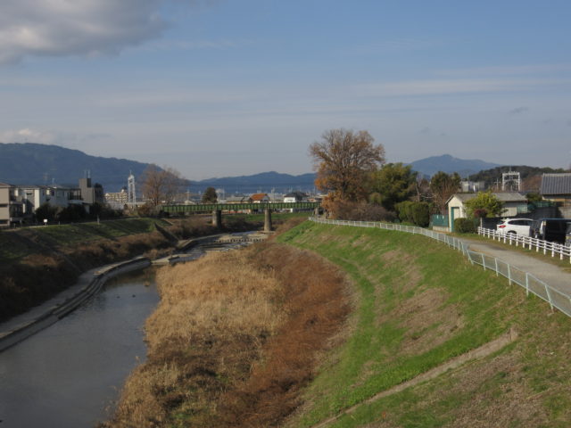 小畑川。右後方に愛宕山が見えます。